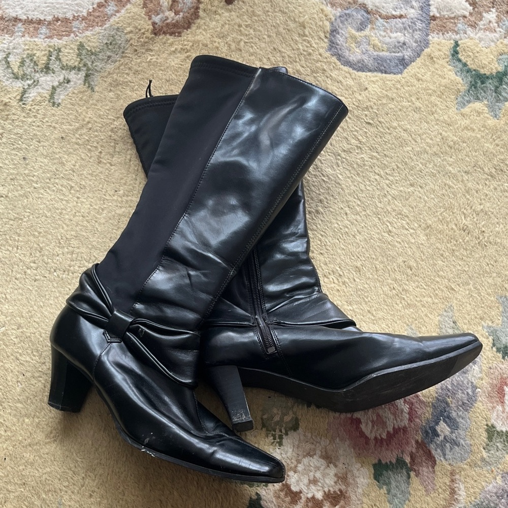 Chic Black Heeled Boots with Bow Detail